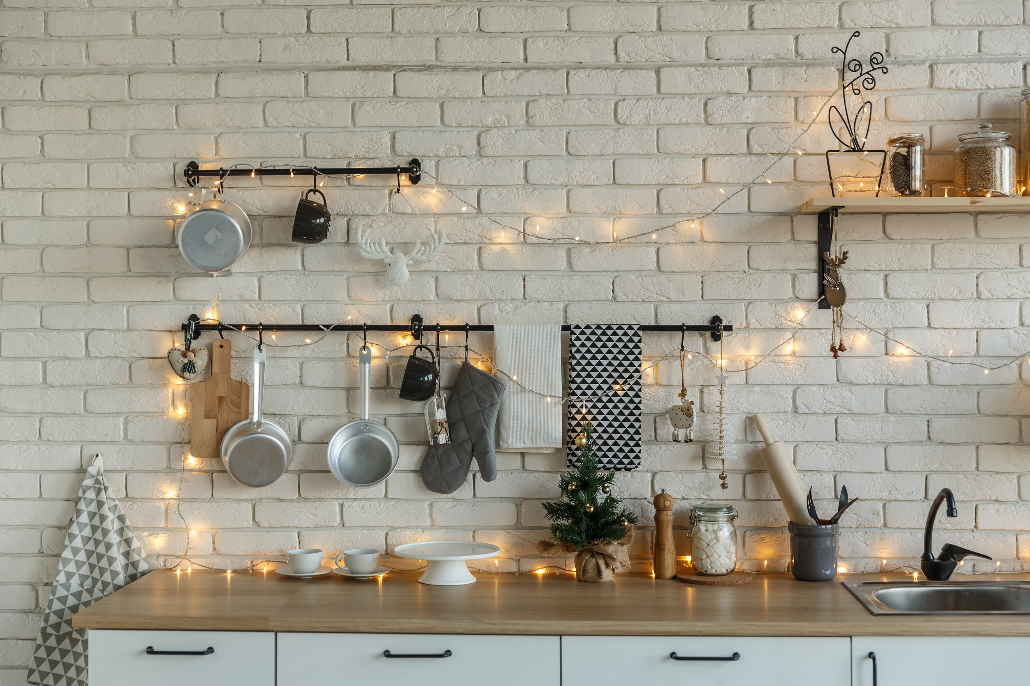 interior-light-kitchen-with-christmas-decor-and-3RNZDFG-min